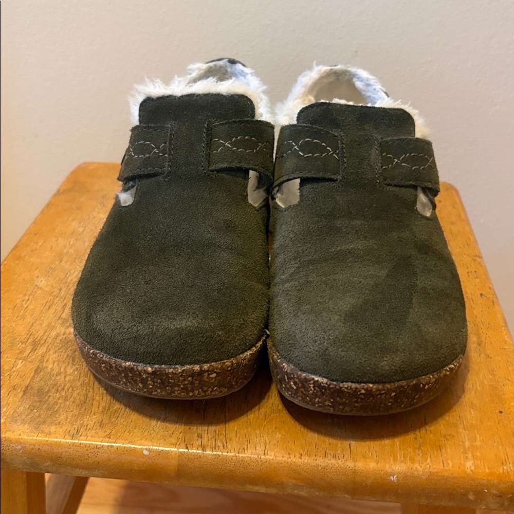 Earth brand adjustable strap with fur lining. Size 8 - Picture 2 of 6